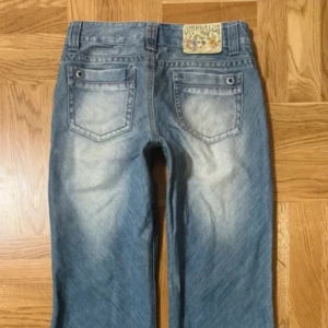 Blå bootcut jeans - (Lånade bilder) Snygga blå bootcut jeans med en lätt tvättad look, dem är stora där vid benen och kom privat för fler bilder💘💘