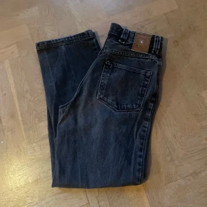 Svarta jeans från Diesel - Snygga svarta jeans från Diesel med klassisk femficksdesign. De har en rak passform och är tillverkade i slitstarkt denim. Perfekta för en avslappnad stil.