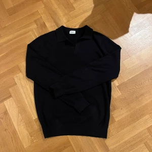 Helt oanvänd John Henric tröja - Snygg svart tröja från John Henric . Helt oanvänd köpt för 1200