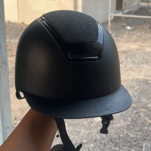 Ridhjälm  - Super snygg och skön har ramlat av i den 1 gång men då väldigt mjukt och ej på huvudet. Köpt på granngården för 1500kr säljer billigt då den tar plats och vill bli av med den så fort som möjligt. Nån sminkfläck i men går säkert att tvätta bort. Storlek är 55 men den är lite liten i storleken. Så vill du ha en hyffsat dyr hjälm billigt så köp!!