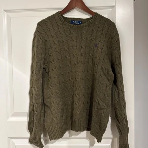Kabel stickad tröja från ralp lauren  - Olivgrön kabelstickad tröja från Polo Ralph Lauren. Fint skick, strl M!