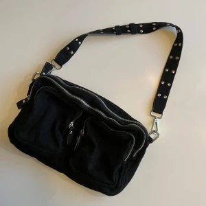 Svart väska  - Super snygg väska med två stora fack, ett innerfack & två lite mindre fack. Passar till allt och rymmer mycket. Dessvärre lite smutsig i därav priset.