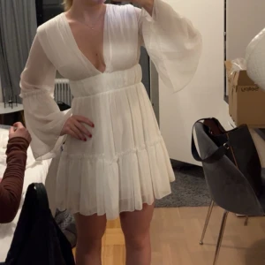 Studentklänning - Säljer en söt vit studentklänning. Aldrig använd då jag valde en annan