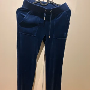 Mörkblå mjukisbyxor från Juicy Couture - Mörkblåa juicy couture byxor i XXS