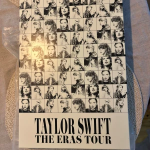 Taylor Swift The Eras Tour Box merch  - Säljer en helt oöppnad exklusiv Taylor Swift The Eras Tour merch box. Innehåller en samling med bilder och memorabilia från olika eror av Taylor Swifts karriär. Perfekt för fans som vill ha en bit av hennes musikaliska resa. 