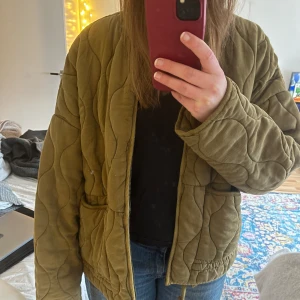 Quiltad jacka från zara - Aldrig använd, nypris 859kr, grön:)