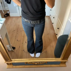 Coola low waist bootcut  - Supersnygga jeans köpa på Nya Zeeland med coola detaljer framtill! W25/26 L30