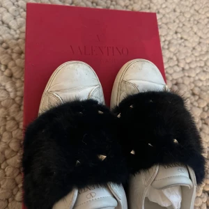 Valentino skor med päls - dessa är för snygga men tyvärr inte min stil längreee!! väl använda där av priset, däremot inget man tänker på när man har på dem!! Från valentino garavani med mink!! låda extra-nitar mm medföljer! pälsen är mörk mörk blå… uppfattas nästan som svart! storleken är 36,5 men passar 37 då dem är stora i storleken, jag har vanligen 37!⚠️sömmarna vid sidorna fram har gått sönder! kan enkelt fixas hos en skomakare!🫶🏾🩰