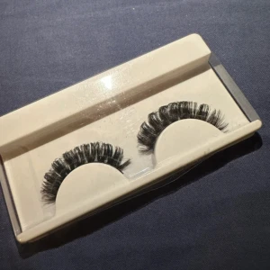 Volym lösögonfransar  - Russian volymfransar  Oanvända Dramatisk look och har ett fint curl  (Lim ingår ej)