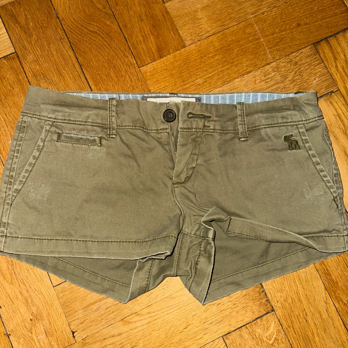 Olivgröna shorts från Abercrombie & Fitch - 1