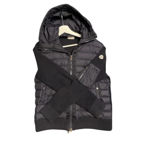 Monclear cardigan - Tjena säljer nu denna as feta monclear cardigan då den tyvär börjar bli för liten :( Har använd den en del trotts det har den inga defekter! 