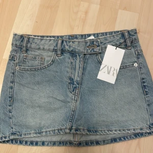 Jeanskjol från Zara - Trendig jeanskjol från Zara i klassisk blå denim. Perfekt till sommaren och Den är ny med prislapp 