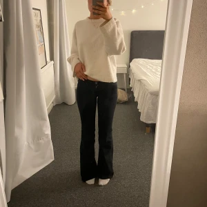 Svarta jeans från Lee - Säljer mina favorit jeans från Lee , perfekt lågmidjade och bootcut. Säljer då de har blivit lite för små för mig🥰 Midja tvärs över 35cm innerben 80cm. Jag är 165cm för referens, De är stretchiga🥰