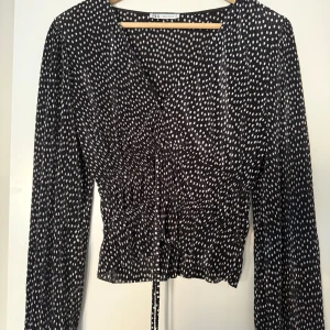 Zara blus  - Söt prickig blus från Zara med resårband i mitten passar perfekt till vardagen men går även att klä upp🌟 Storlek M passar S inte använd! 