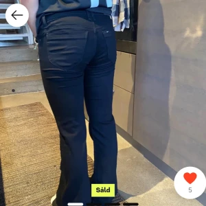 Svarta jeans från Lee - Snygga svarta jeans från Lee med klassisk design och femficksmodell. Perfekta för en stilren look. De har en bekväm passform och är tillverkade i ett slitstarkt material. Det står inte nån storlek men passar som xss typ och jag har syt upp dom så i längden är det 156 ungefär ❤️