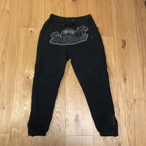 Svarta Trapstar Shooters byxor - Säljer mina Trapstar Shooter tracksuit byxor. Pris kan diskuteras om köpta med hoodien i min profil