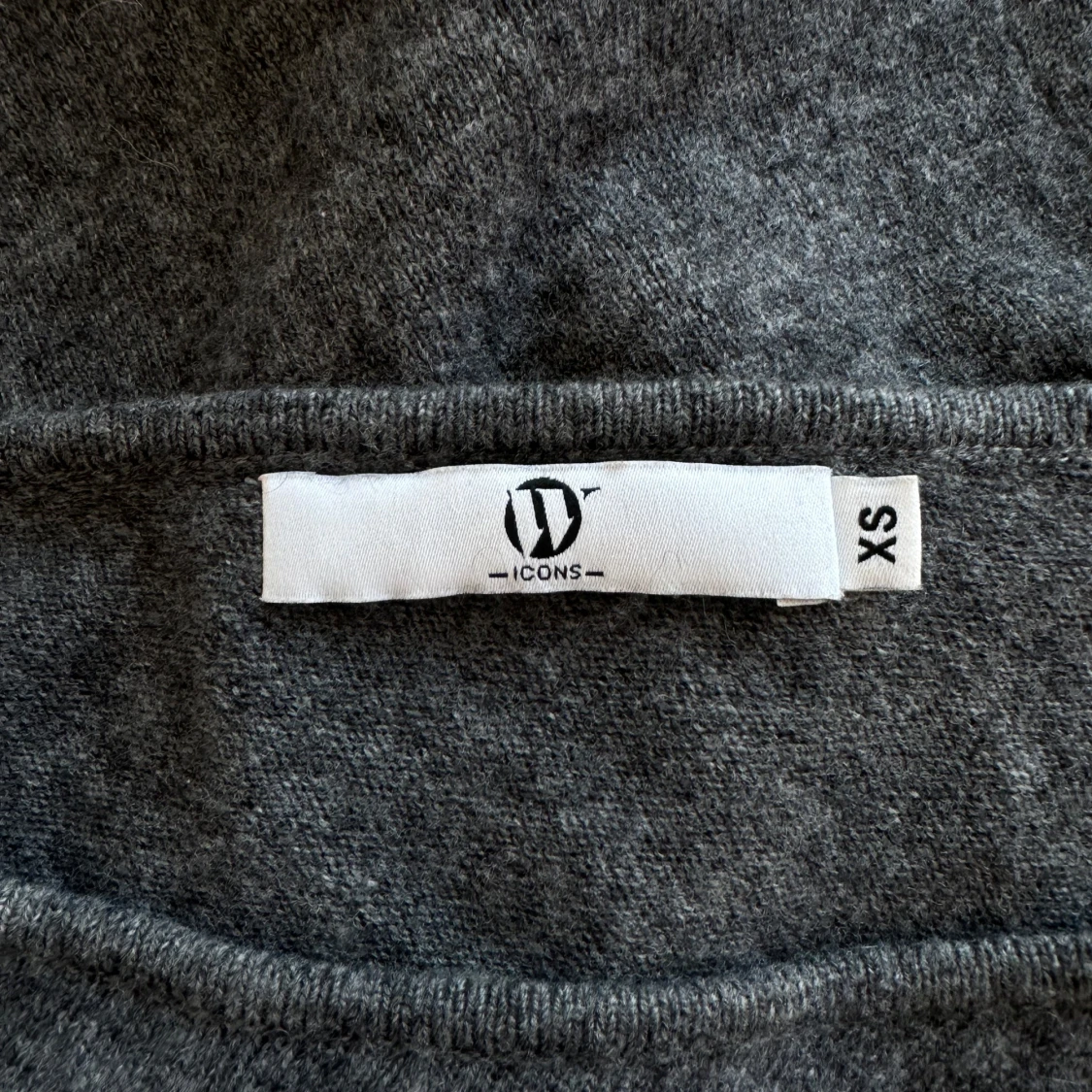 Grå oneshoulder tröja från Wakaku💕 - 2