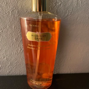 Midnight Dare Fragrance Mist från Victoria's Secret - Säljer en nästintill oanvänd flaska med Midnight Dare bodymist från Victoria’s Secret. Gamla modellen på flaskan. Luktar enligt mig lite åt kokos - vaniljhållet.