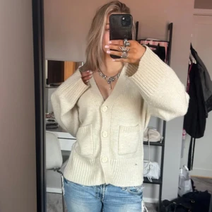 Stickad kofta - Super fin stickad kofta, köpt på plick, men tyvärr förstor. (Lånade bilder)