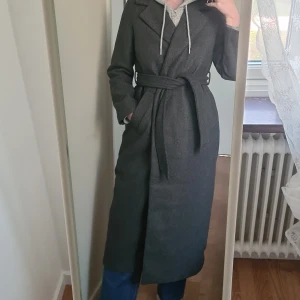 Ny mörkgrå kappa från Vero moda - Beställde kappan från Zalando, visade sig vara för liten, men var för snabb med att dra bort prislappen. Den är ganska lång, kommer med skärp och är helt oanvänd. Betalade 799 kr men säljer för 700 kr. Kan skicka fler bilder om det finns intresse 😊