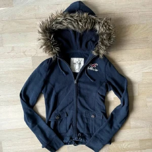 Vintage hollister zipup tröja med päls - Fraktar elr möts upp, spegeln är smutsig inte tröjan!