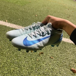 Nike air zoom mercurial vapor 16 - Hej! Säljer mina Fotbollsskor som jag köpte från unisport nyligen. Blev fel storlek och hade redan använt skorna så kunde ej returnera. Skorna är i mycket bra skicka, endast använda 2 träningar. Boxen fås med👍🏻