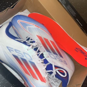 OANVÄNDA ADIDAS F50 Elite - Helt nya som på bilderna!  2150kr  Elit / bästa kvalitet  Äkta såklart  Storlek 46 Skriv för mer 😄