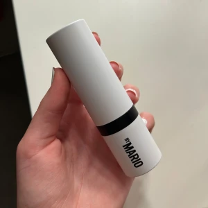 Contourstick från By Mario - Säljer en contourstick från By Mario i färgen Medium💋Enkel att applicera och blanda ut för en naturlig look. Den är upppackad men aldrig andvänd✨