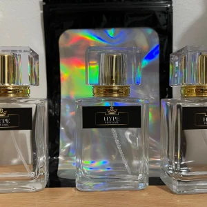 50ml Inspirerad av Tom Ford Tobacco Vanille Eau de Parfum - Säljer en lyxig  parfym av högsta kvalitet inspirerad av Tom Ford Tobacco Vanille Eau de Parfum, 50 ml. Flaskan är elegant och svart med en stilren design. Doften har toppnoter av tobaksblad och kryddiga toner, mellannoter av vanilj, kakao, tonkaböna och tobaksblomma, samt basnoter av torkade frukter och träiga toner. Perfekt för den som älskar en varm och kryddig doft! Skickar med ett gratis test så du kan returnera om du inte ör nöjd. 