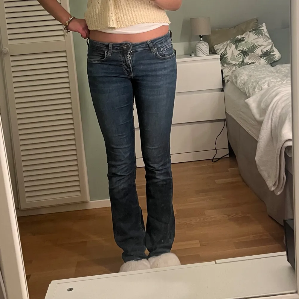 Säljer ett par snygga blå bootcut jeans. Midjemåttet är ca 36cm! Innerbenslängden är ca 79cm!. Jeans & Byxor.