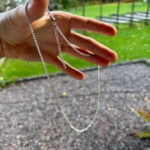 Silver halsband - Ett silvrigt halsband i stål som jag inte använder längre och då ville jag bara bli av med den så jag säljer det ganska billigt   Priset är diskuterbart vid snabb affär och inget krångel