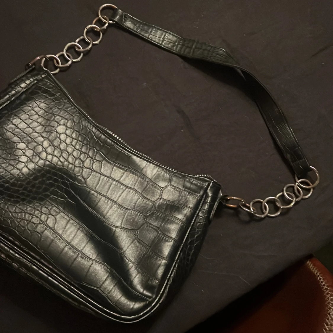 Svart axelväska med kedjedetaljer och besch ny handväska 