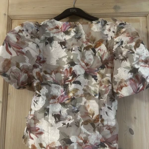 Blus - Helt ny blus från Neo Noir med puffärm. Aldrig använd. Storlek XS/34. Finns i Järfälla