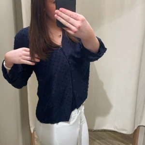 Blus  - Jätte fin marin blå blus, använd några fåtal gånger så i fint skick nypris 499kr