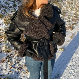 Adoore jacka  - Säljer den korta adoore jackan för rätt pris! Då jag vill köpa den långa istället. Använd fåtal gånger ☺️ säljer för 2500kr strl: 38