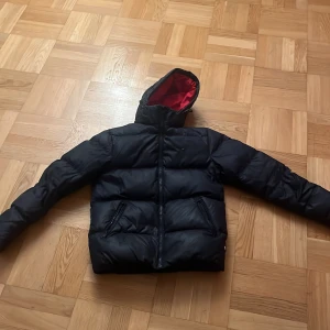Tommy Hilfiger Jacka - Jättebra vinterjacka som värmer otroligt bra, några små hål men inget som man märker jättemycket, bra skick annars