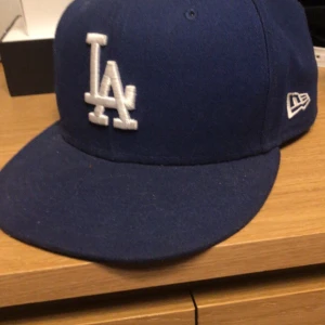 LA Dodgers New Era keps  - Den är i gott skick Storlek 7 5/8, 60,6cm Mörkblå  Priset kan förhandlas 