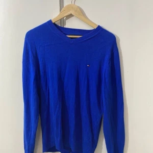 Tommy hilfiger tröja  - Använd ett fåtal gånger och är i  bra skick storlek s men passar m som en tajtare tröja