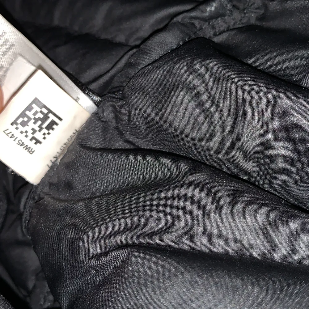 Säljer en svart dunjacka från The North Face i mycket bra skick. Jackan har en huva och dragkedja framtill, perfekt för kyliga dagar. Den är stilren och passar både till vardags och utomhusaktiviteter. Storleken är inte specificerad, men den ser ut att ha en normal passform.. Jackor.