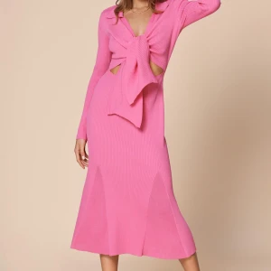 Rosa ribbad klänning från Adoore - Säljer en superfin rosa ribbad klänning från Adoore. Den har en snygg knytning framtill och långa ärmar. Perfekt för både höst och sommar! Klänningen är i mycket bra skick och passar perfekt för en festlig kväll.