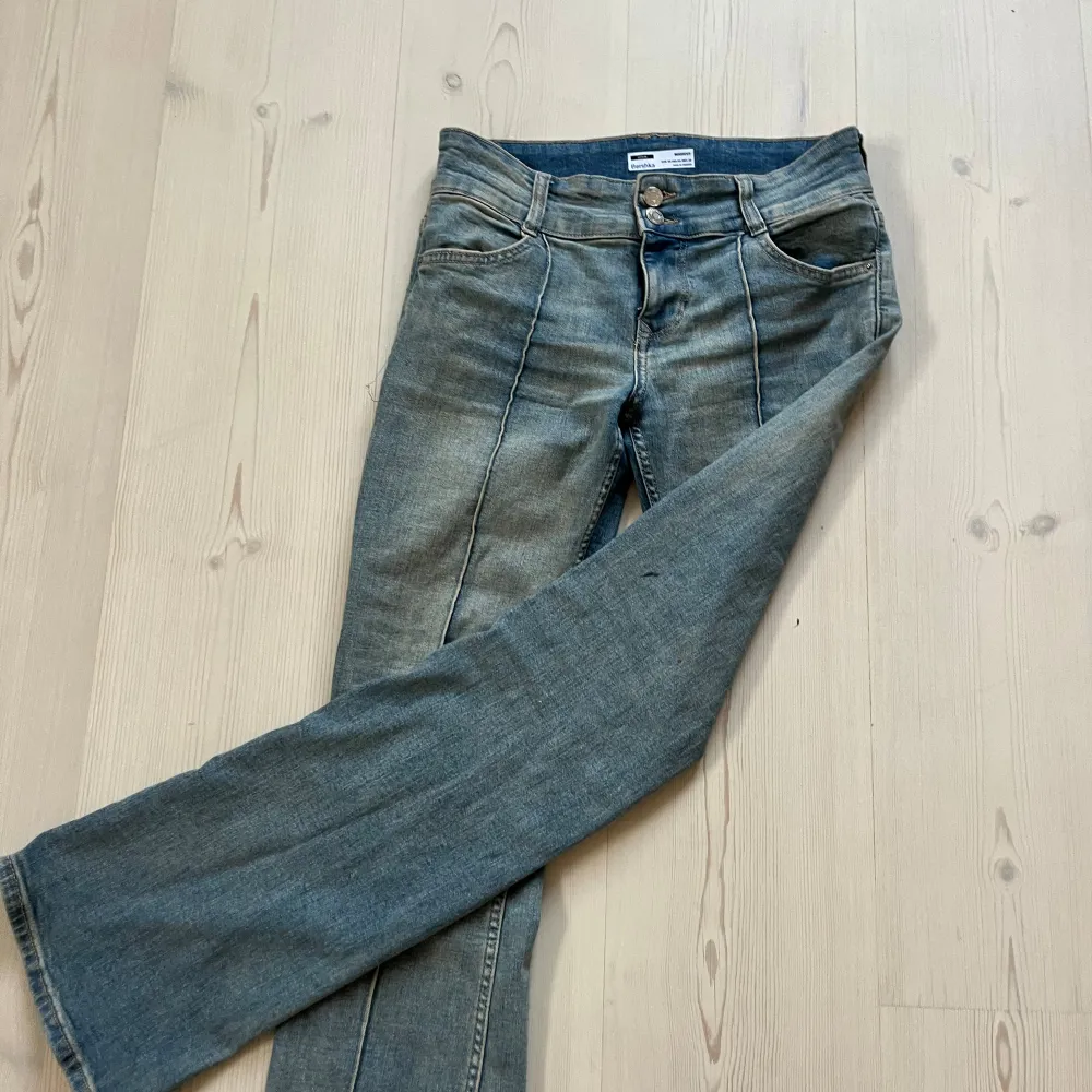 Jeans från Bershka. Passar mig som är storlek S. Väldigt lite använda. Storlek 38. Passar mig som är 168cm. Jeans & Byxor.