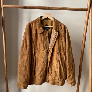 Senapsfärgade bomberjacka  - Jacka i senapsfärgad mocka. I mycket bra skick, inga defekter.