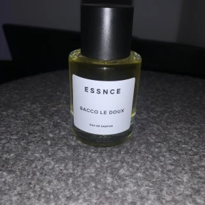 Essnce Bacco Le Doux Eau de Parfum - Säljer Essnce Bacco Le Doux 50 ml för jag inte gillade doften.  Den är endast provsprejad