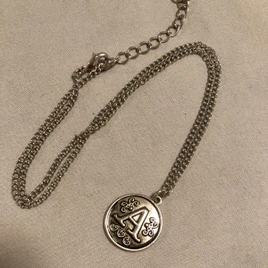 Silver färgat halsband A  - Halsband med bokstaven A på en amulett  Mkt fint skick 