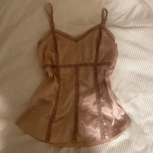 Satintopp - Rosa fin satin topp med spets