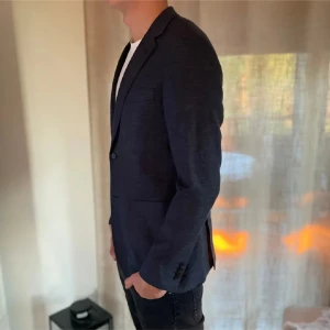 Mörkblå kavaj - Säljer en stilren mörkblå kavaj i slim passform. Perfekt för både fest och vardag. I storlek 48 ifrån dressman för ca 1700 men vårt pris är 400