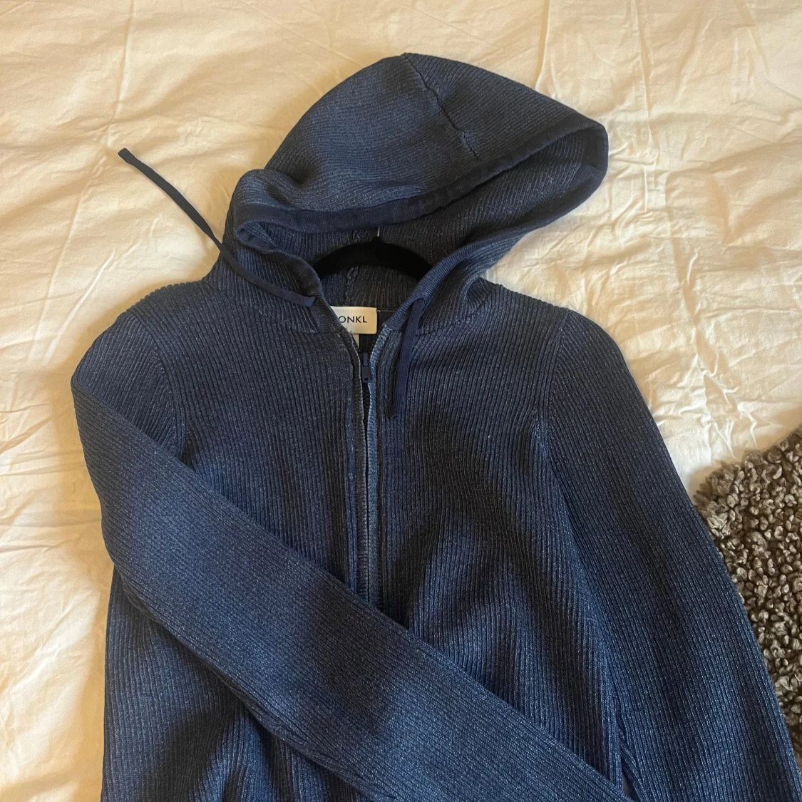 Mörkblå ribbad hoodie från Monki - 90