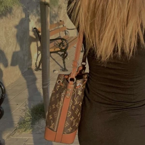 Väska  - Jätte fin väska säljs då den inte kommer till användning skriv för fler bilder 