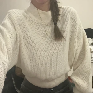 Vit stickad tröja - Säljer en supermysig vit stickad tröja med hög krage. Perfekt för kyliga dagar och passar till allt! Tröjan har långa ärmar och en skön, lös passform. Den är både stilren och bekväm, perfekt för höst och vinter. Säljer en likadan i grön också 💚Passar xxs-s