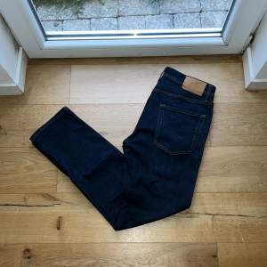 Säljer ett par mörkblå jeans från Stock & Hank i storlek W30 L32. De har en klassisk design med fem fickor och en läderdetalj vid midjan. Perfekta för både vardag och fest! 🕺Mvh ItsForFits 🌟